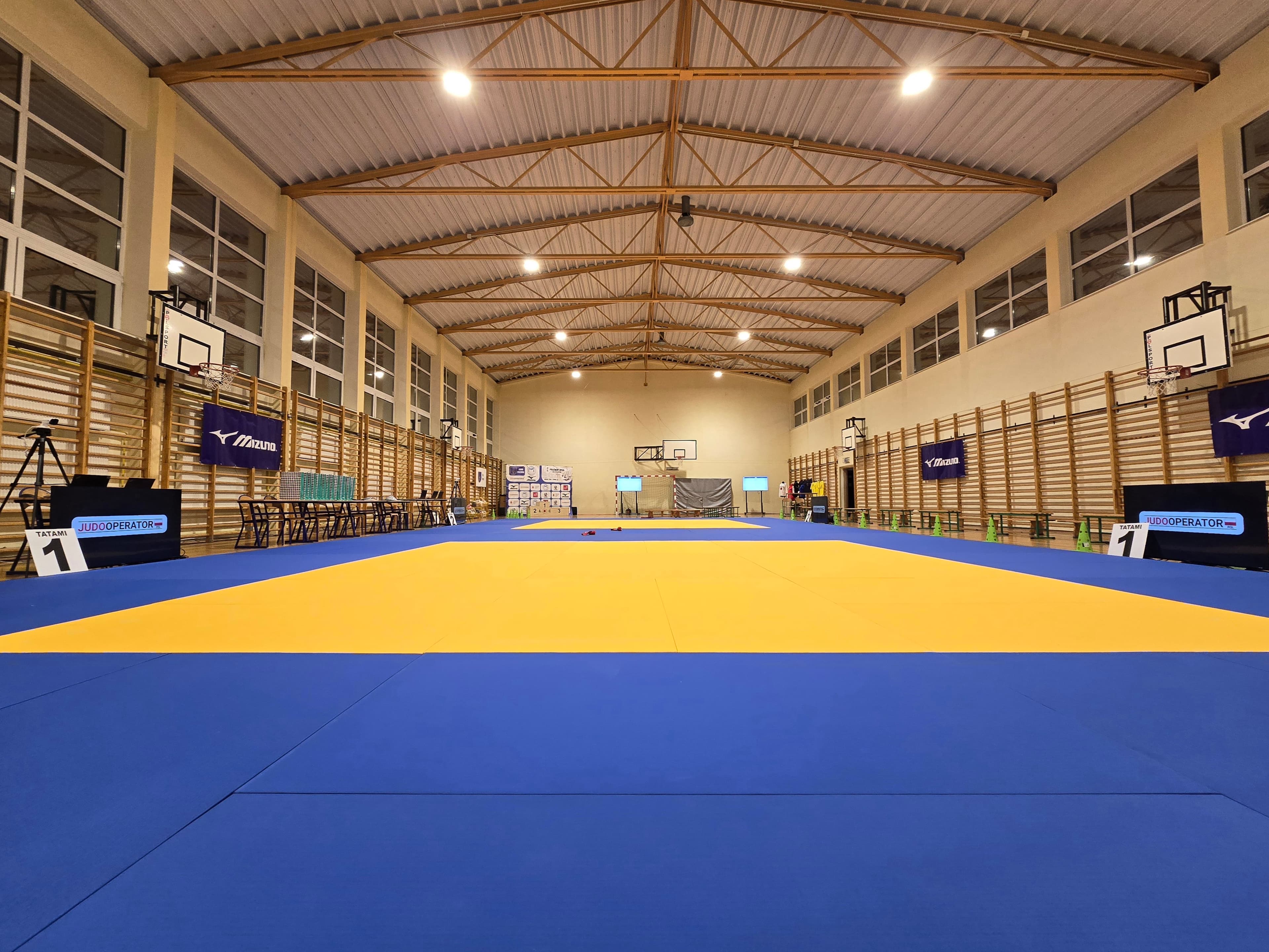 Przygotowana hala turniejowa z matami judo